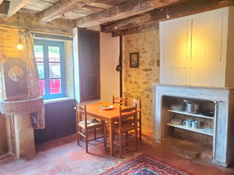 Petite Maison De Village Ygrande Eksteriør billede